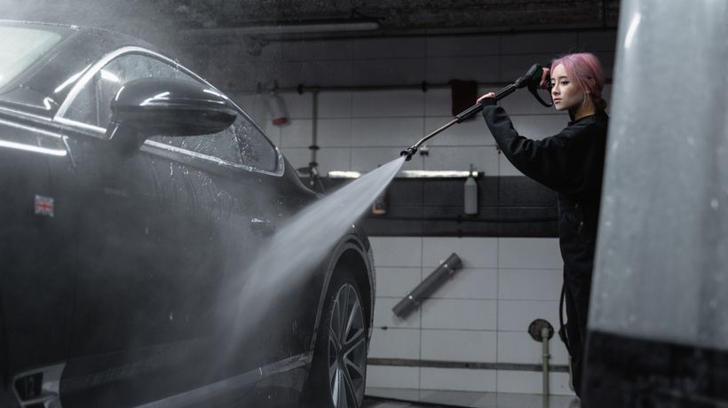 Eco-friendly, water-saving car cleaning in progress